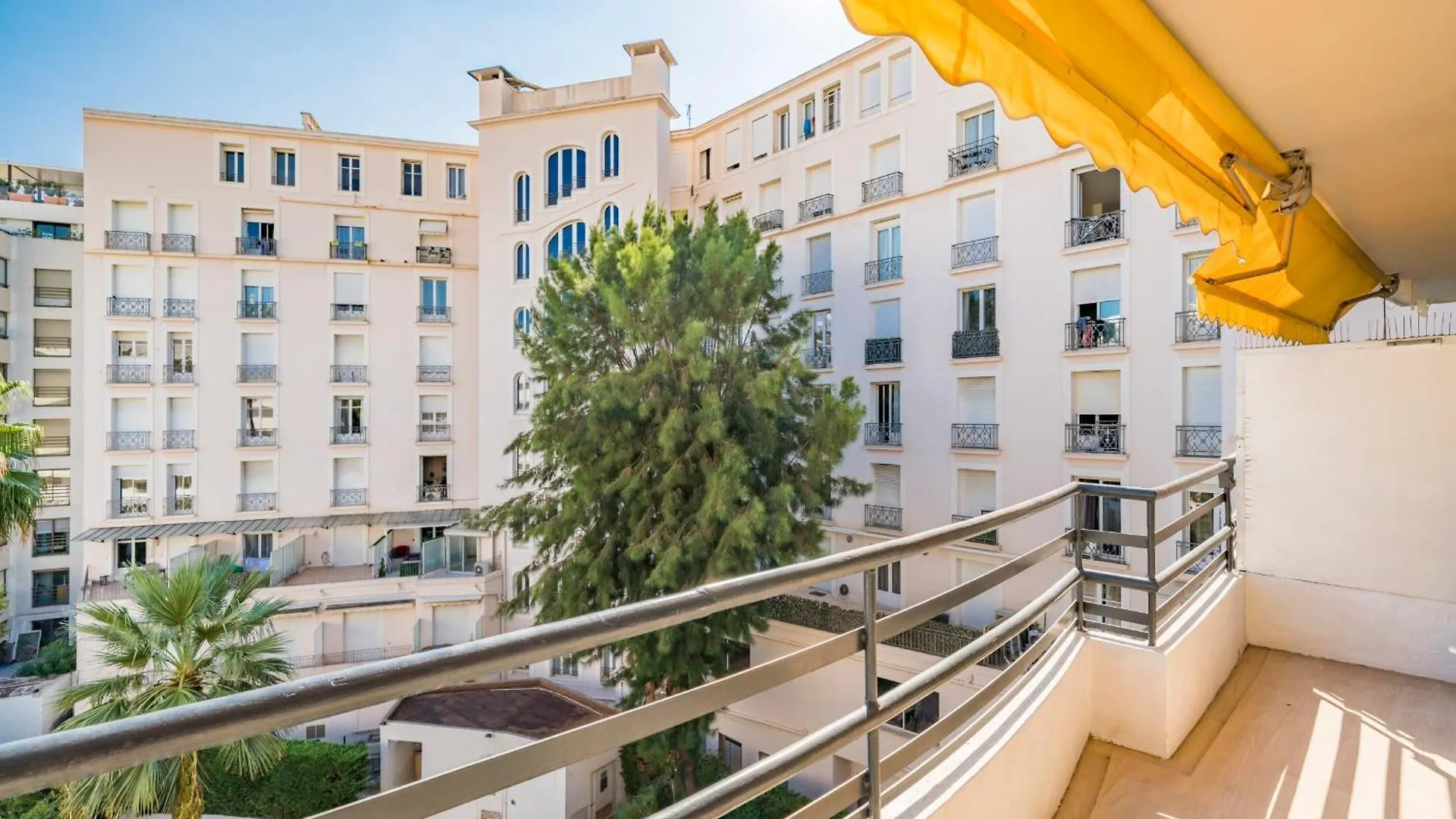 Contacten van Brand New One Bedroom 2Min Walk To Carlton Hotel